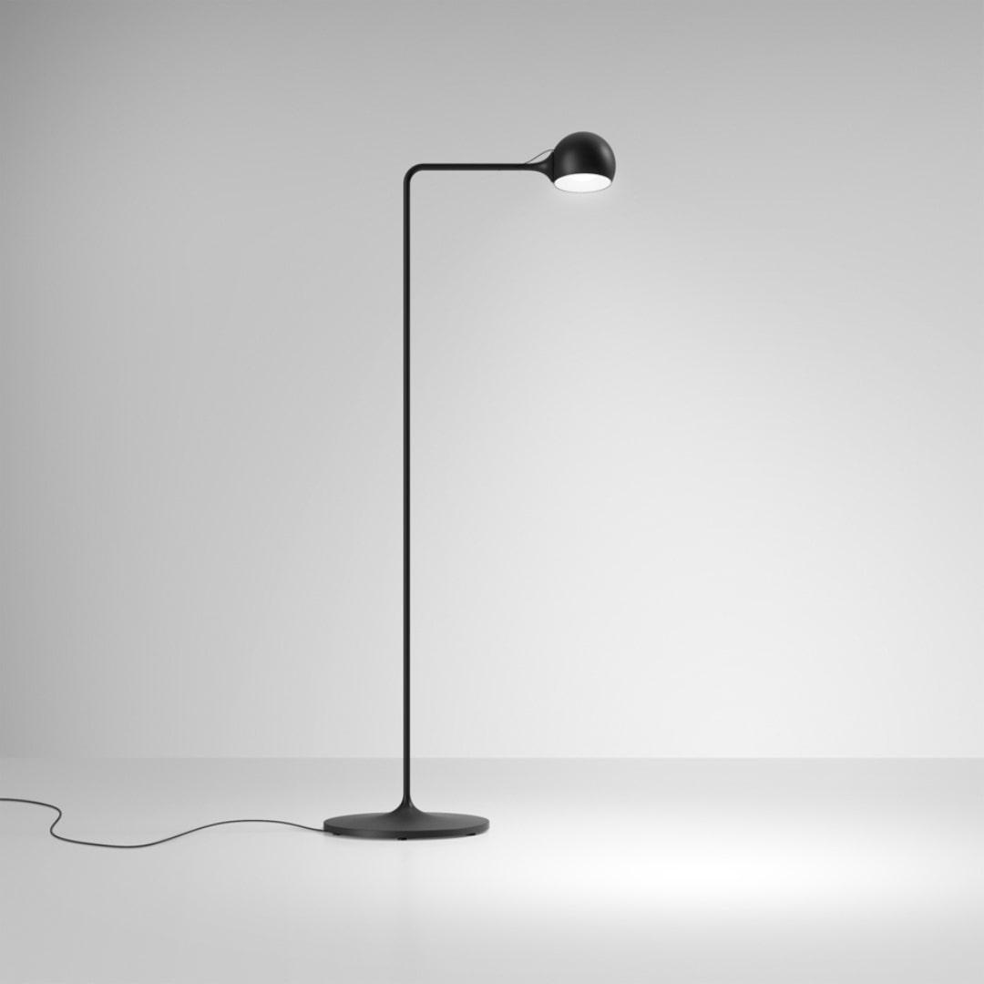 Antracitfarvet Artemide Ixa Reading gulvlampe med balanceret arm